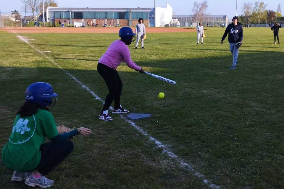 Les jeunes filles s'initient au softball