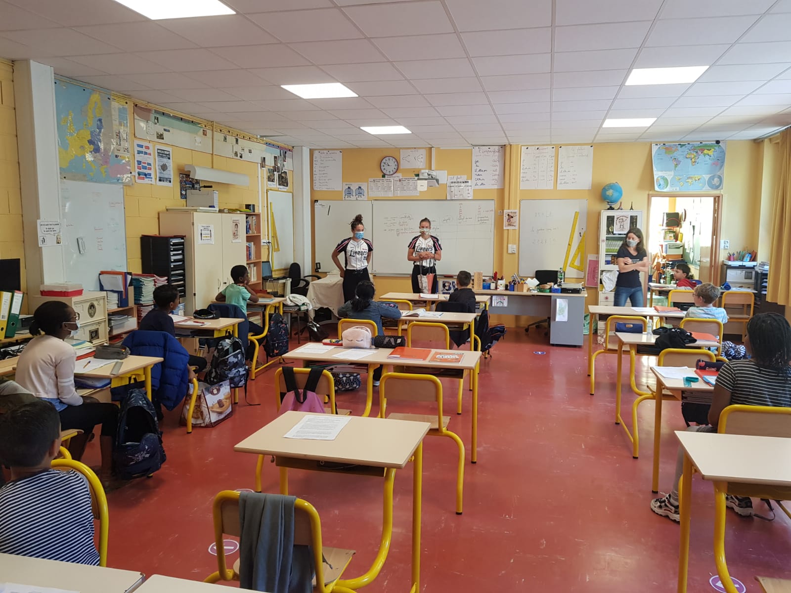 Deux Lionnes sont venues faire du sport à les élèves de l'école Louise-Michel